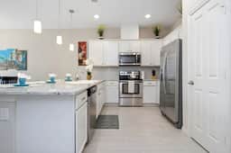 Four Bedroom w Game Room Sleeps 10 Near Parks 5152